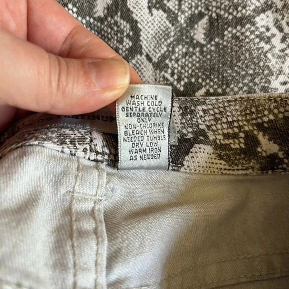 Chicos Platinum Denim Snake Animal Print Cropped Jeans Size 1 - Picture 4 of 11